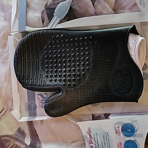SIGMA SPA BRUSH CLEANING GLOVE COLOR BLACK USED - Picture 4 of 8